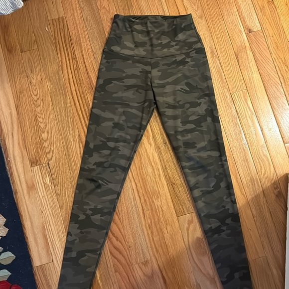 Onzie Dark Camo Leggings - Picture 1 of 5